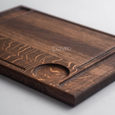 Доска для стейка с выборкой под приборы и соусницу от мастерской DIVIRO